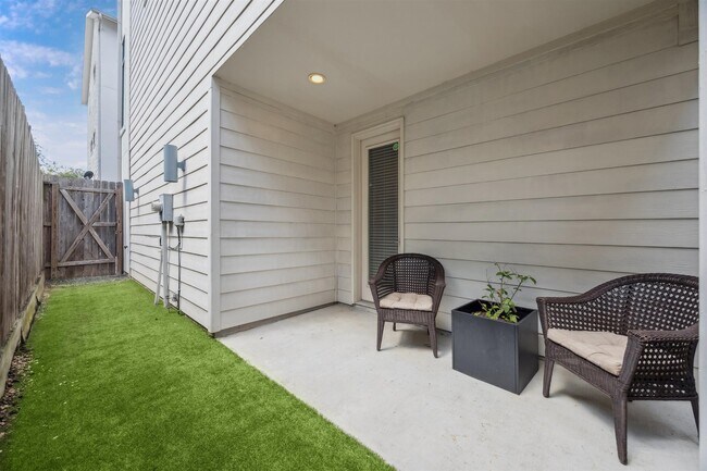 Building Photo - 5729 Larkin St