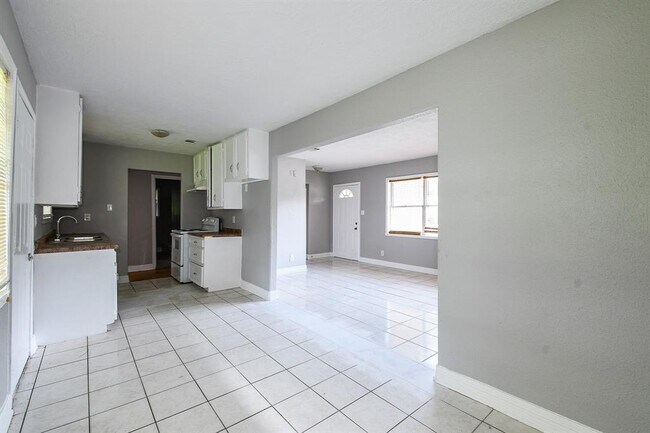 Building Photo - 1623 Camille St