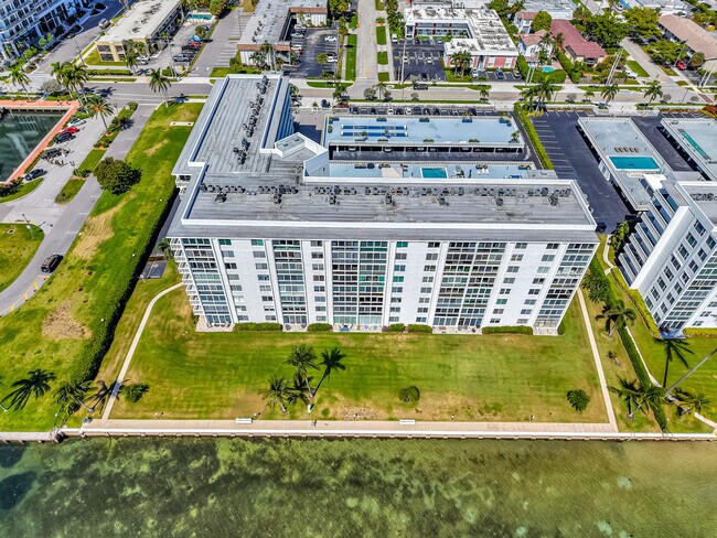 Building Photo - 301 Lake Shore Dr