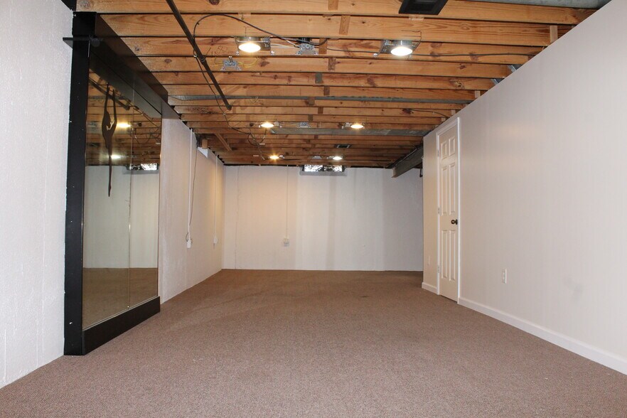 Building Photo - 32105 Knapp Ave