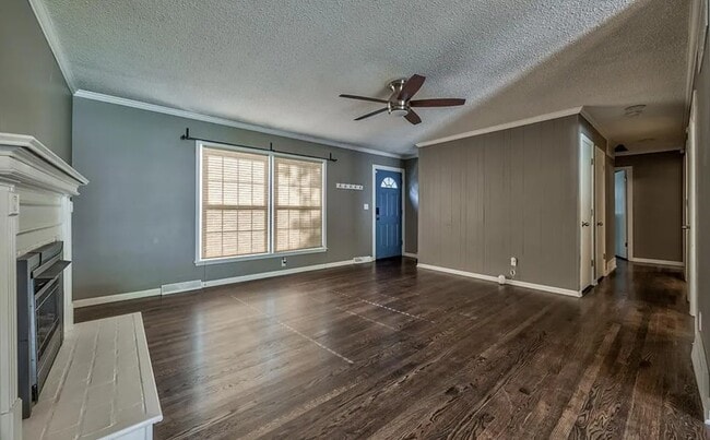 Building Photo - 8608 Maple Ave