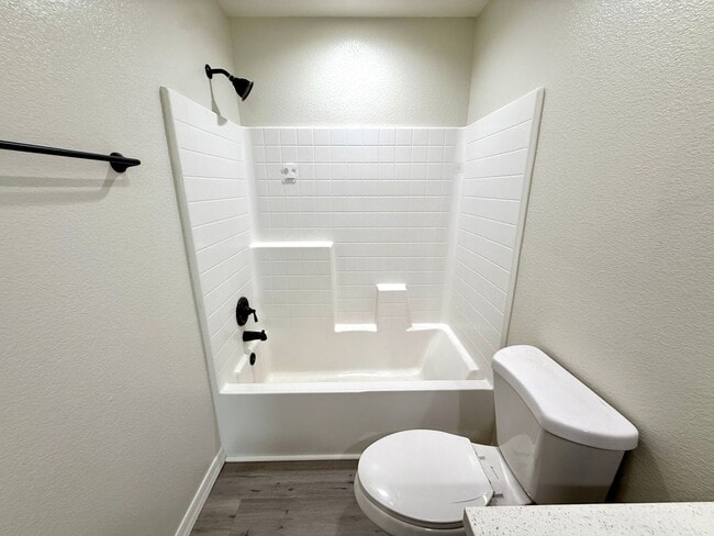 Building Photo - Modern 3 Bed, 2 Bath Home with Open Floor Plan & New Flooring – Fort Mohave- Available Now!