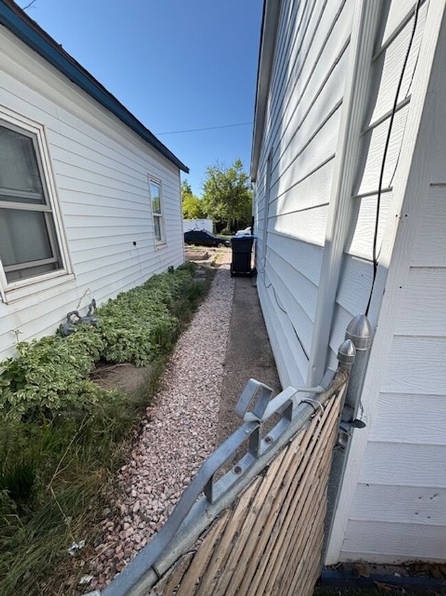 Building Photo - Adorable 4 Bedroom 2 Bathroom Single Famil...