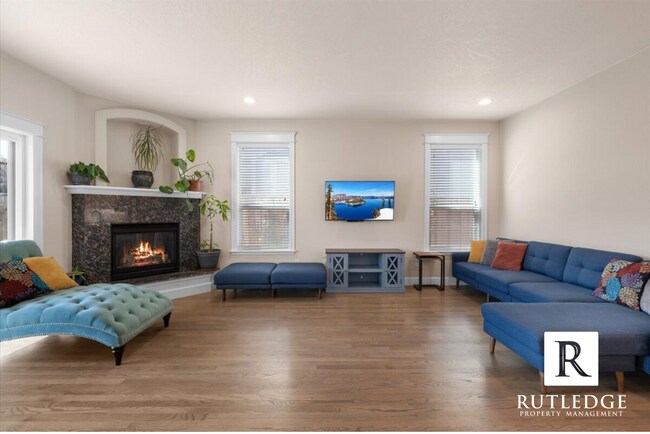 Building Photo - STUNNING 4 Bed/3.5 Bath Home in Talent!!!