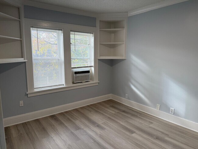 Building Photo - 1507 N Newton Ave