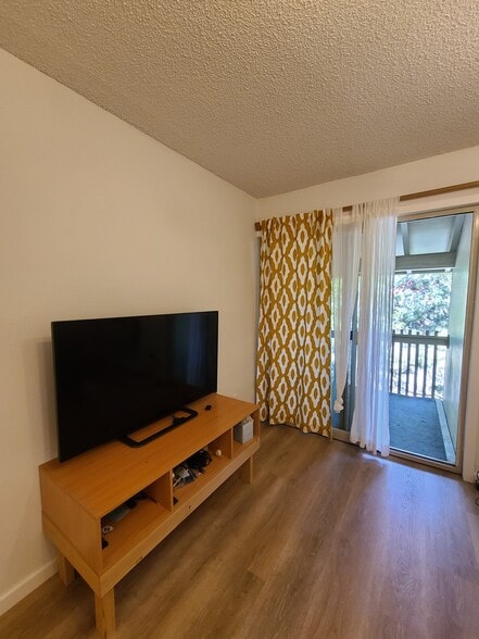 Living room access to balcony - 2707 Valmont Rd #307A