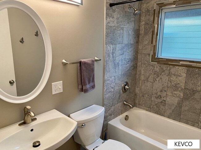 Building Photo - Fantastic House Near City Park