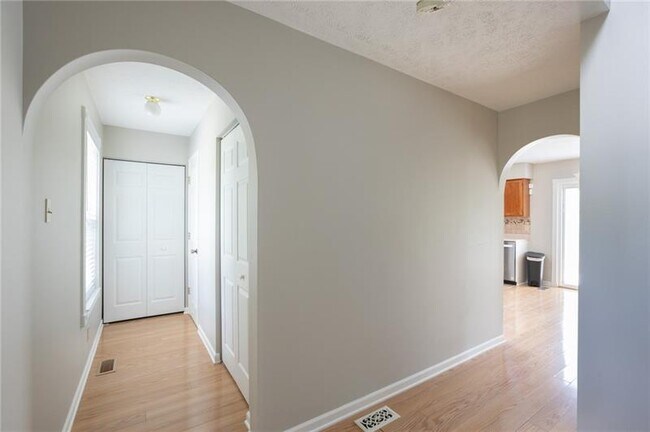 Building Photo - 1421 Sandstone Dr