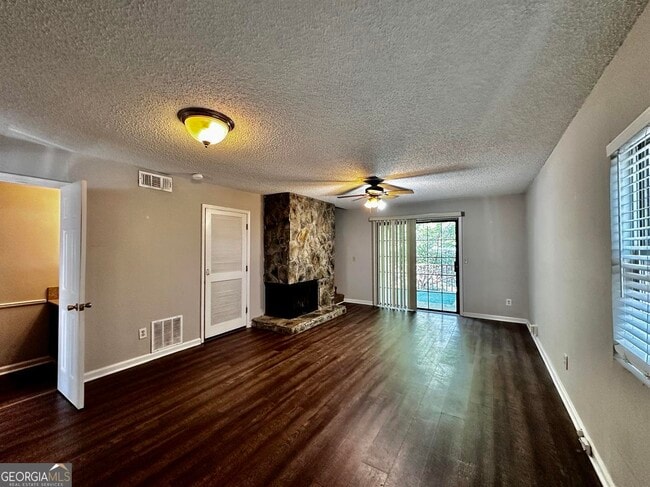 Building Photo - 1060 Falling Water Dr