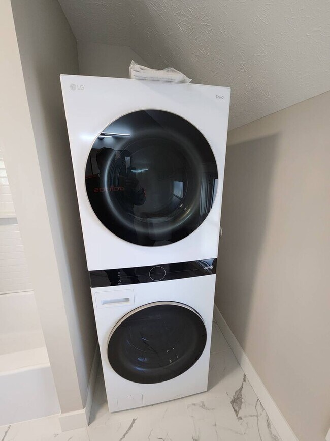 Building Photo - 1565 Hopkins Ave