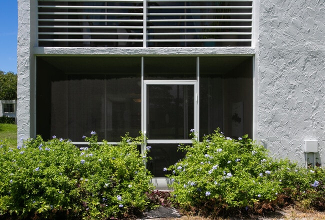 Building Photo - 9441 Live Oak Pl