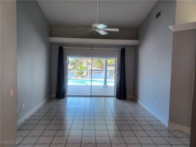 Building Photo - 4416 SW 24th Ave