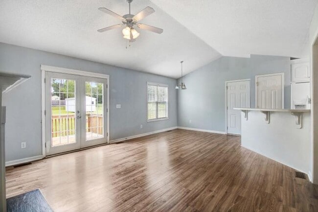 Building Photo - WONDERFUL 3 BR, 2 BA w/ attached garage *D...