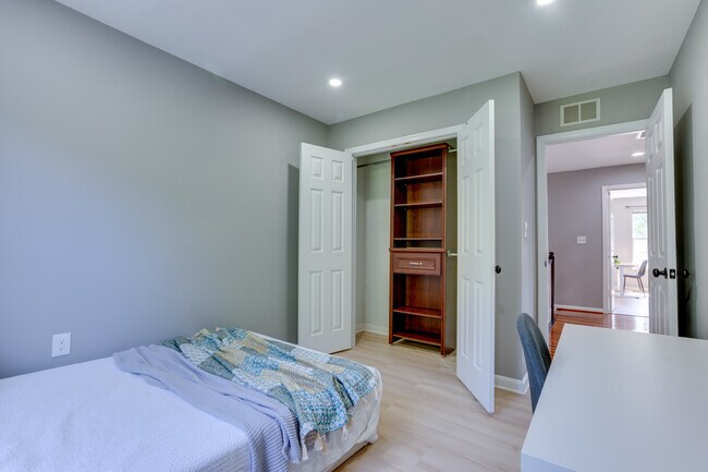 Upper Level Room 2 - 13032 Limestone Ct