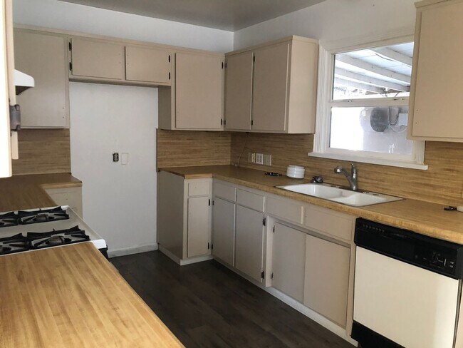 Building Photo - 801 S Bradley St