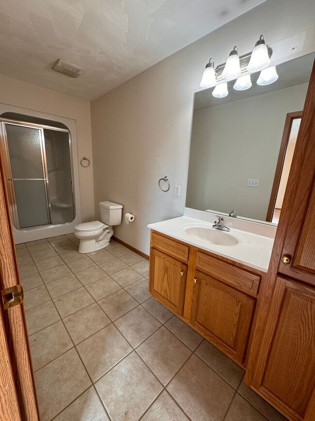 Building Photo - Large 3 Bedroom 2.5 Bathroom Townhouse in Burrell School District - Next to Hillcrest Country Club