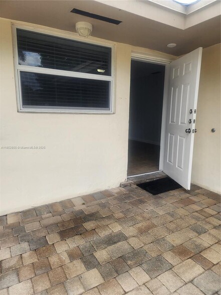 Primary Photo - 5780 SW 61st St
