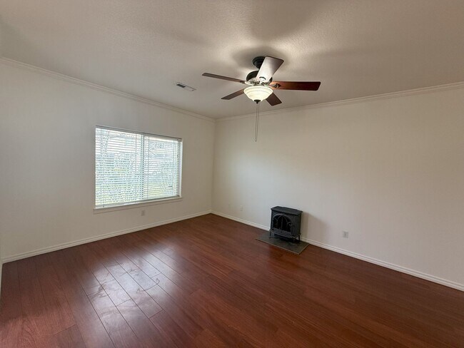 Building Photo - SPACIOUS LAYOUT! HARD SURFACE FLOORING, FE...