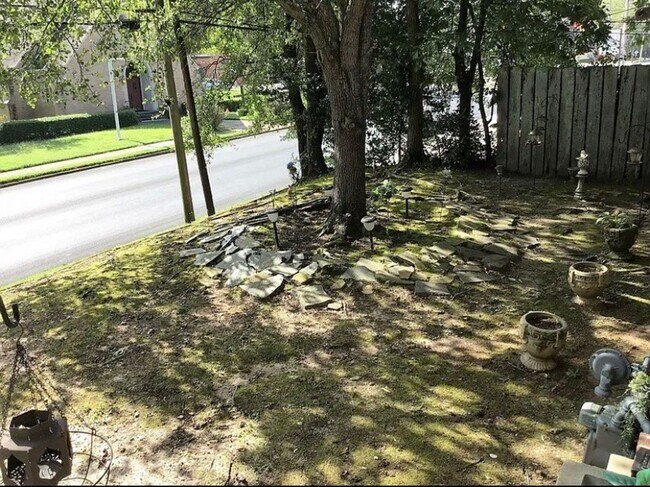 Building Photo - 3 bedroom 2 bath beautiful home with tons of character!