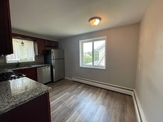Building Photo - Renovated 2 Bedroom in Bellevue with Priva...