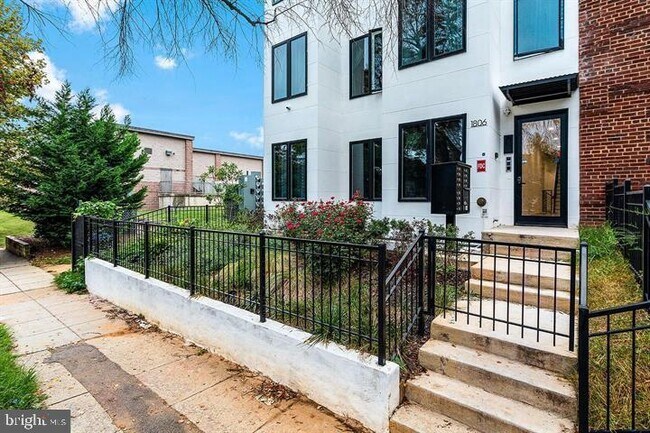 Building Photo - 1806 I St NE