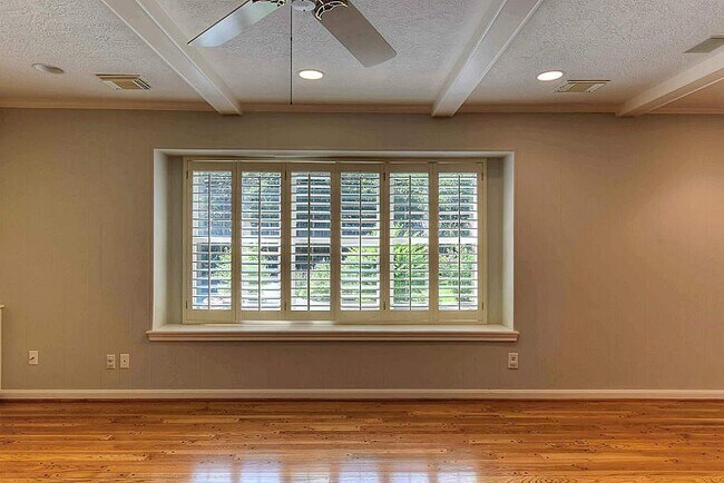 Building Photo - 14627 Carolcrest Dr