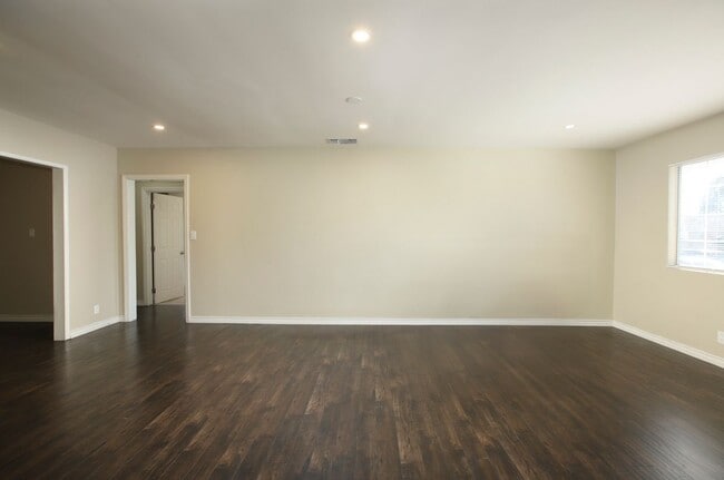 Building Photo - 9726 Mercedes Ave
