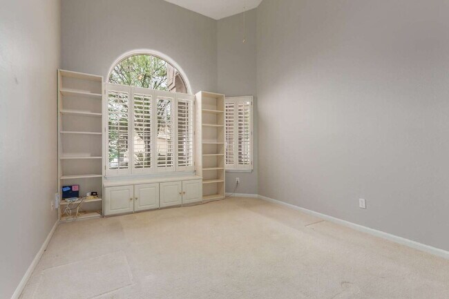 Building Photo - "Discover Your Dream Oasis: Spacious 4-Bedroom Retreat in Scottsdale's Paradise Drive!"