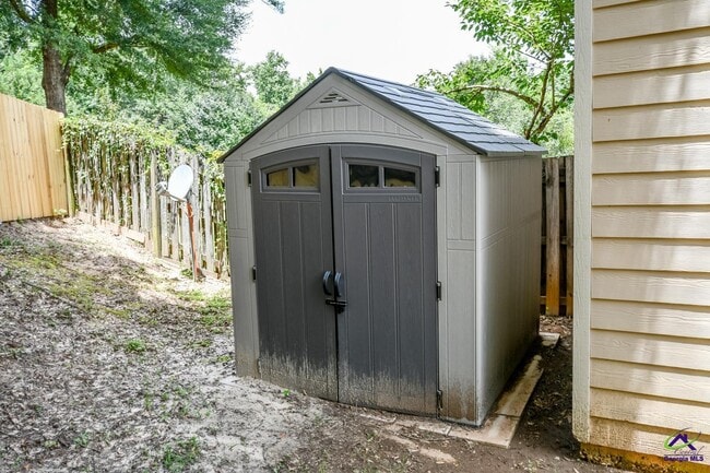 Building Photo - 114 Great Oak Way