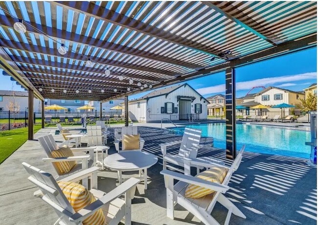 Building Photo - 3411 N Val Vista Dr