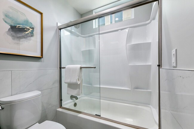 Building Photo - 13637 N Fellows Ave