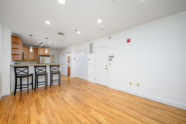 Building Photo - 912 Park Ave