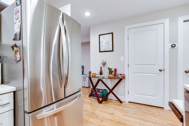 Building Photo - Cozy 1 Bedroom Apartment in Bloomingdale!