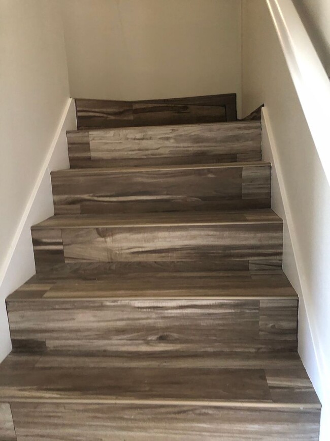 Building Photo - 2 Weeks Free! 4 Bedroom, 2.5 Bathroom Ston...