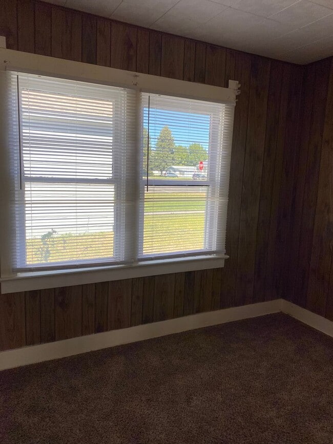 Building Photo - Single Family Home Bungalow-two bedroom/one bath-laundry