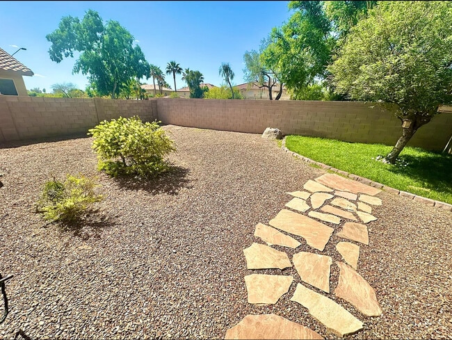 Building Photo - 12916 W Glenrosa Dr