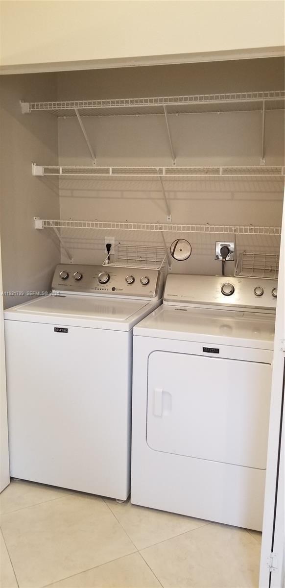 Building Photo - 1972 Oak Berry Cir