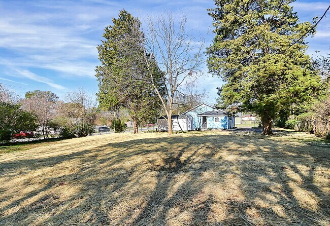 Building Photo - 209 Fairdale St