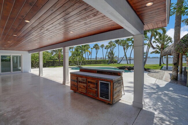 Building Photo - 930 S Lakeside Dr