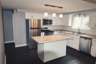 Building Photo - 5160 Roseview Ave