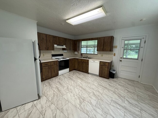 Building Photo - Two Bedroom Charmer