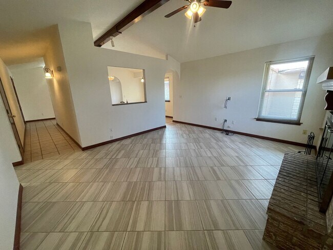 Building Photo - 3 Bedroom Near Mariposa Park in Taylor Ranch