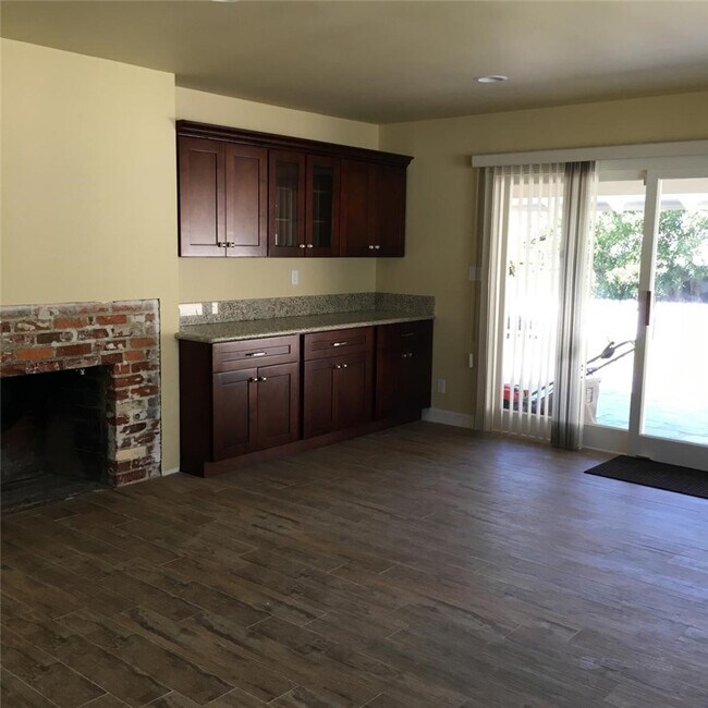 Building Photo - 3329 Palos Verdes Dr N