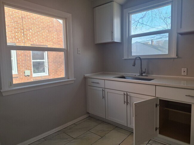 Building Photo - Charming 4 bedroom bungalow freshly updated