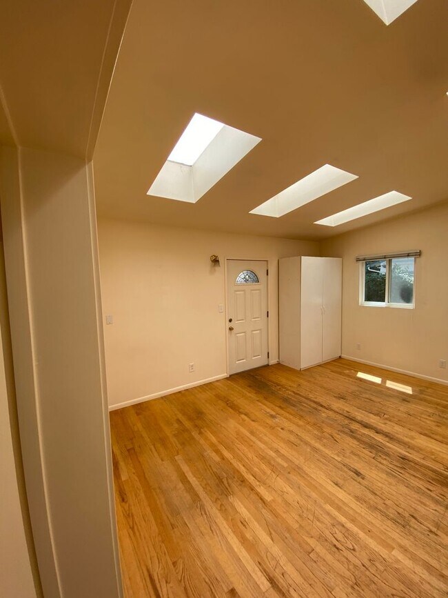 Building Photo - 6885 Pasado Rd