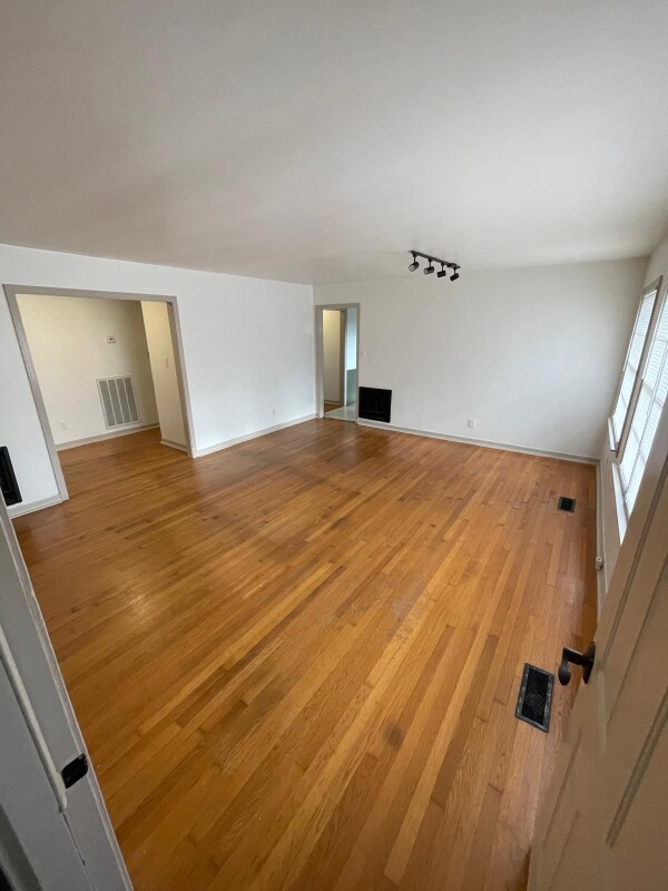 Building Photo - 1600 E 29th St