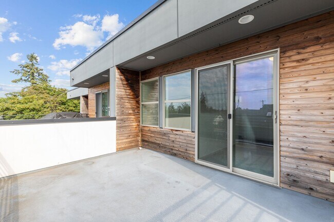 Building Photo - Stylish 3 BR/ 2/5 BA townhouse in Seattle