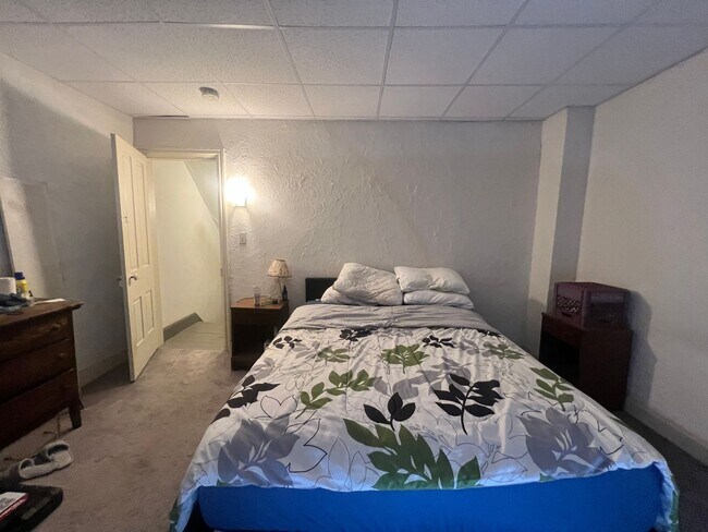 Building Photo - 2-bedroom, 1.5-bathroom home located in th...