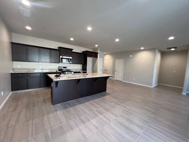 Building Photo - Charming 3 bedroom, 2 Bath Home