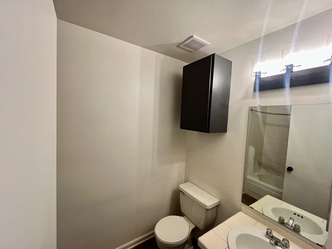 Building Photo - Updated 3 bed 2 1/2 bath  townhome with 2 ...